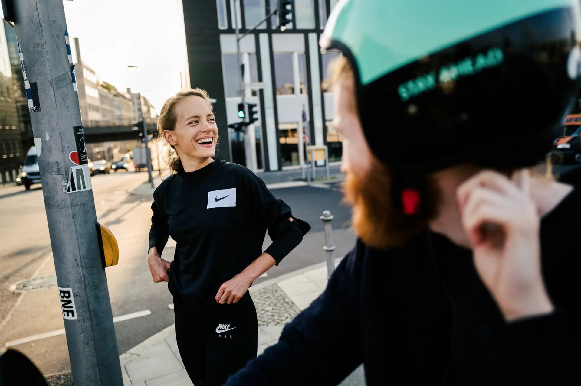 Nike Road to Berlin: Läuferin lacht an der Ampel