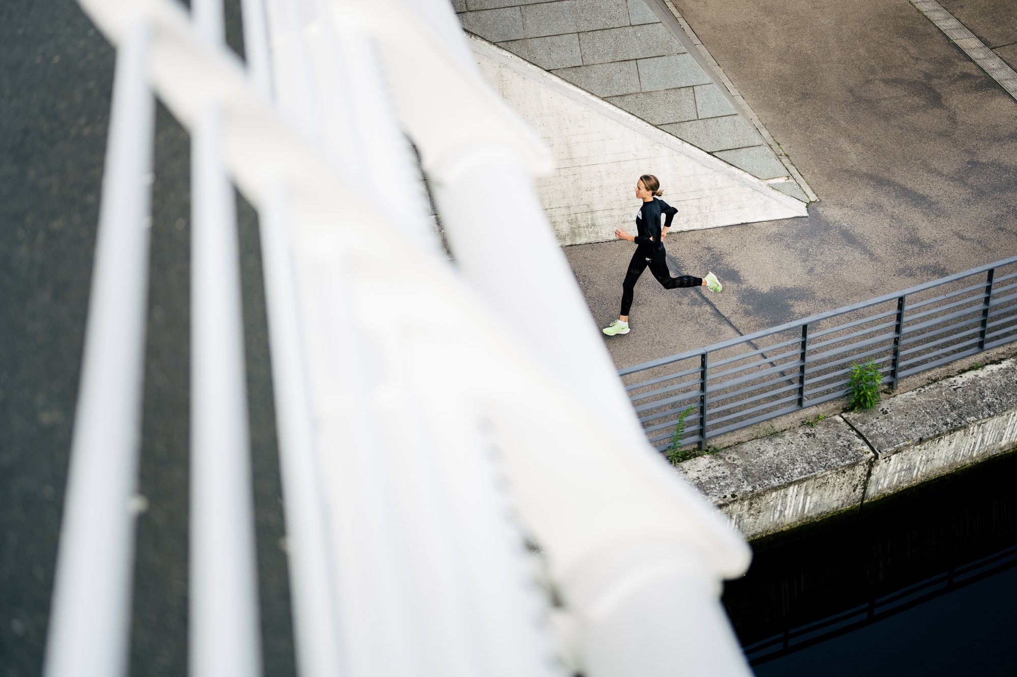 Nike Road to Berlin: Läuferin von oben auf der Brücke