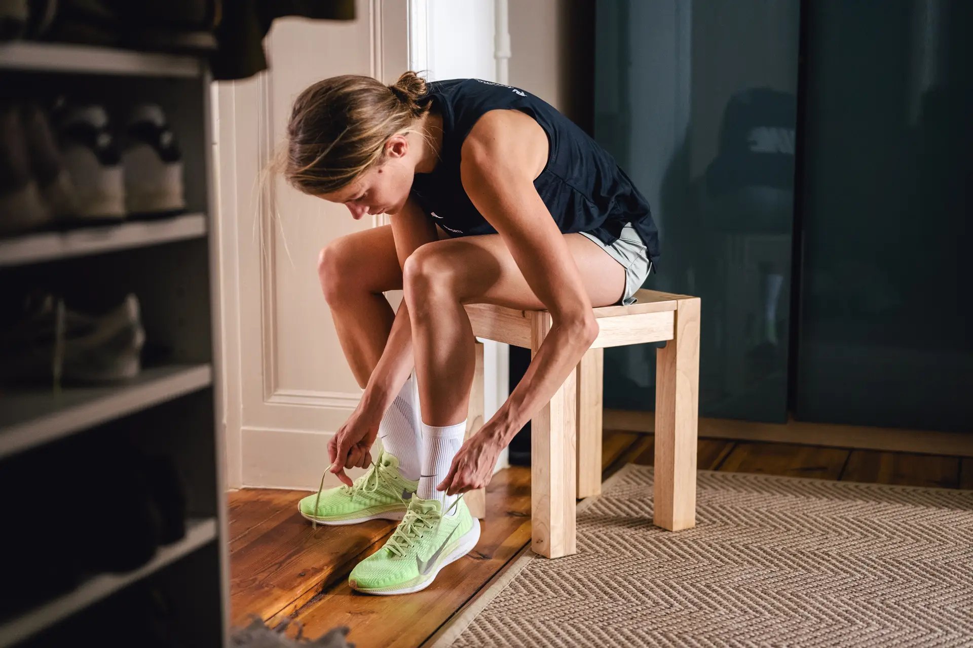 Nike Road to Berlin: Laufschuhe schnüren vor dem Training